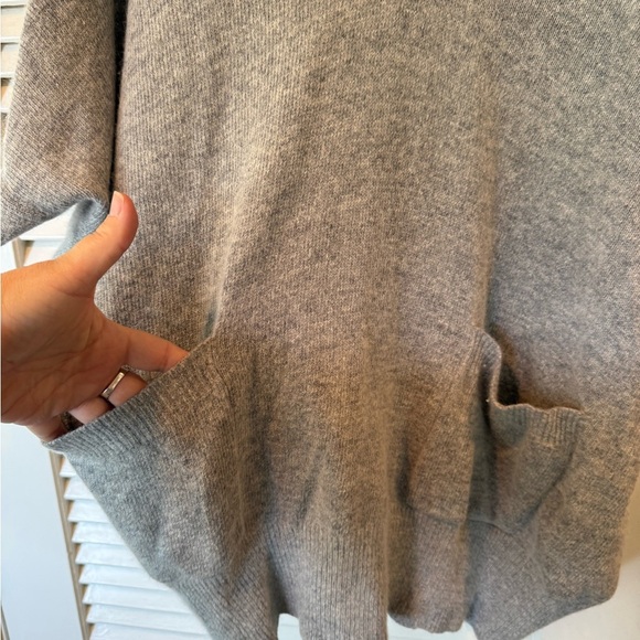 XCVI Grey Wool Blend Short Sleeve V-Neck Pullover with Pockets One Size - Picture 2 of 6